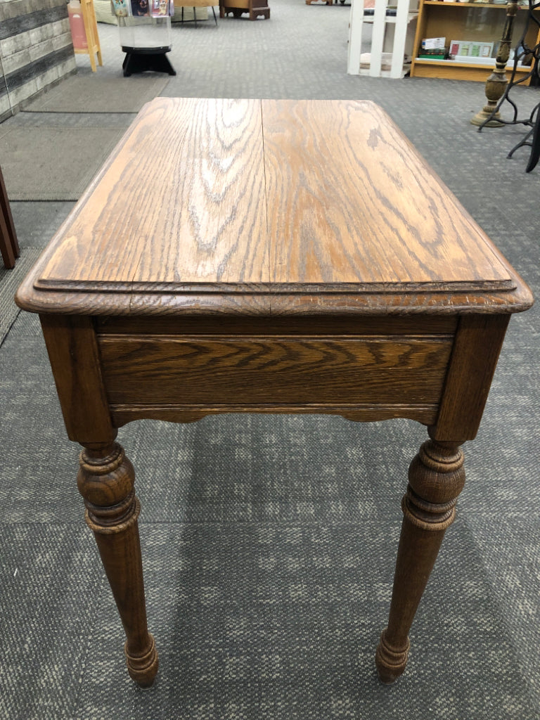 WOOD RECTANGLE TABLE W/ SPINDLE LEGS.