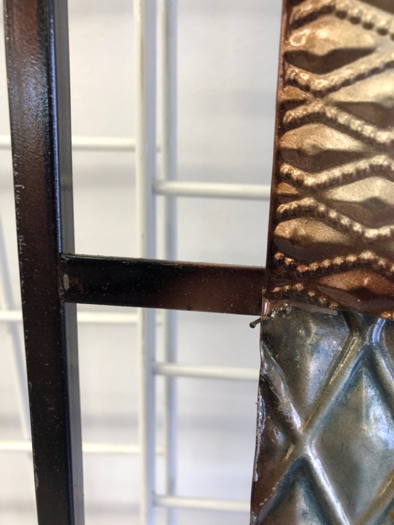 METAL SQUARE PATTERN WALL ART.