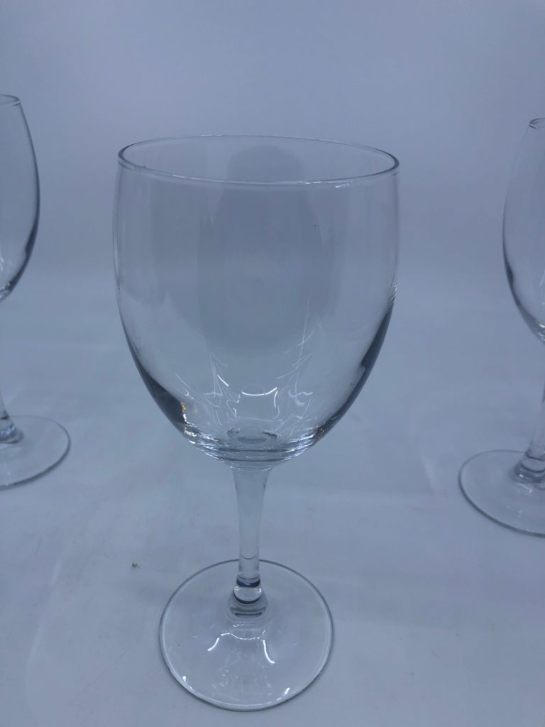 5 CLEAR GLASS WINE GLASSES.