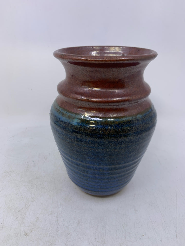 BLUE RIBBED BOTTOM W/ RED GLOSSY TOP VASE.