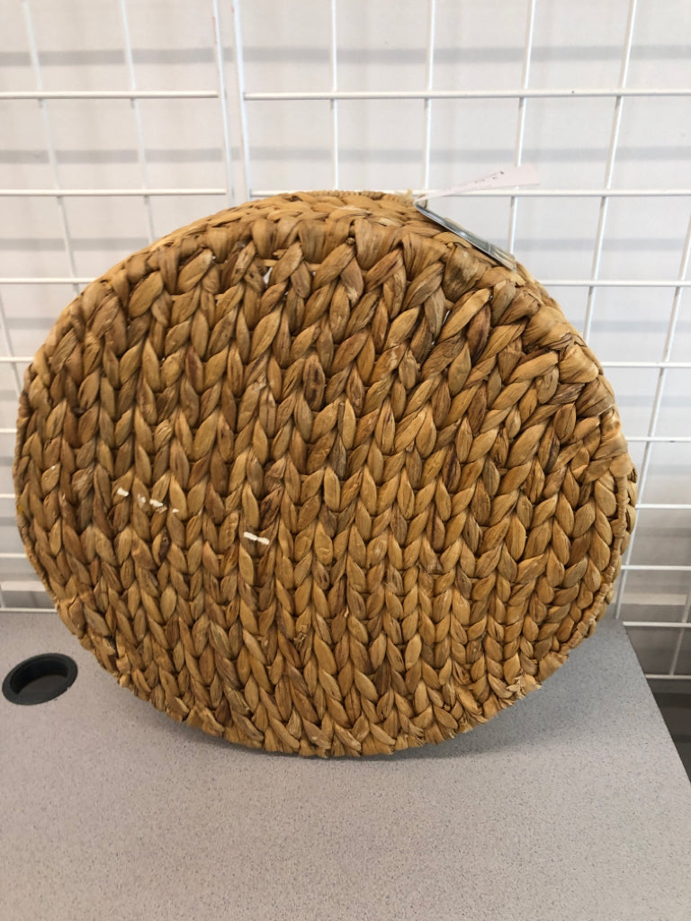 NWT ROUND WICKER TRAY.