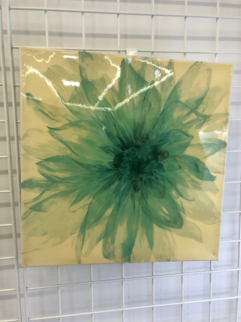 GLOSSED CANVAS W/GREEN FLOWER.
