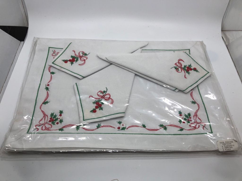 NIP CHRISTMAS HOLY THEMED PLACEMATS, NAPKINS AND NAPKIN RINGS.