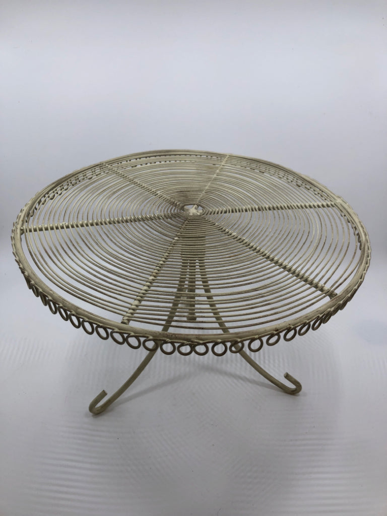 WHITE WIRED CAKE STAND.