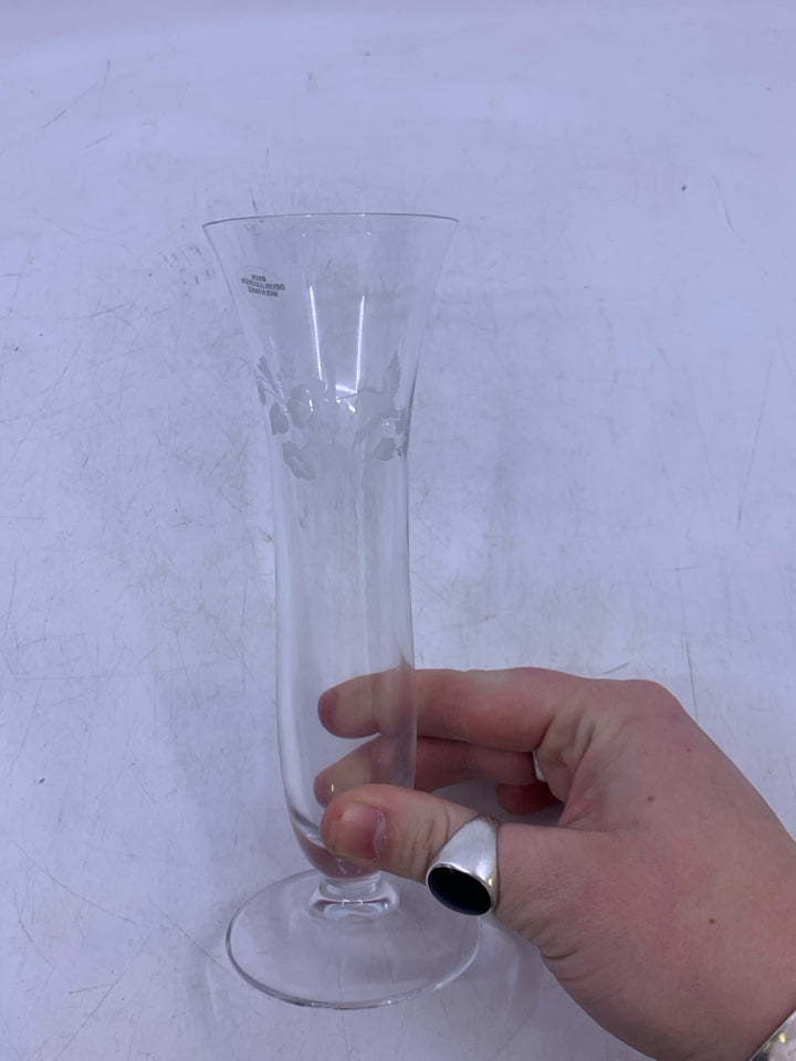 FOOTED CLEAR GLASS VASE W/ FROSTED HUMMING BIRD.