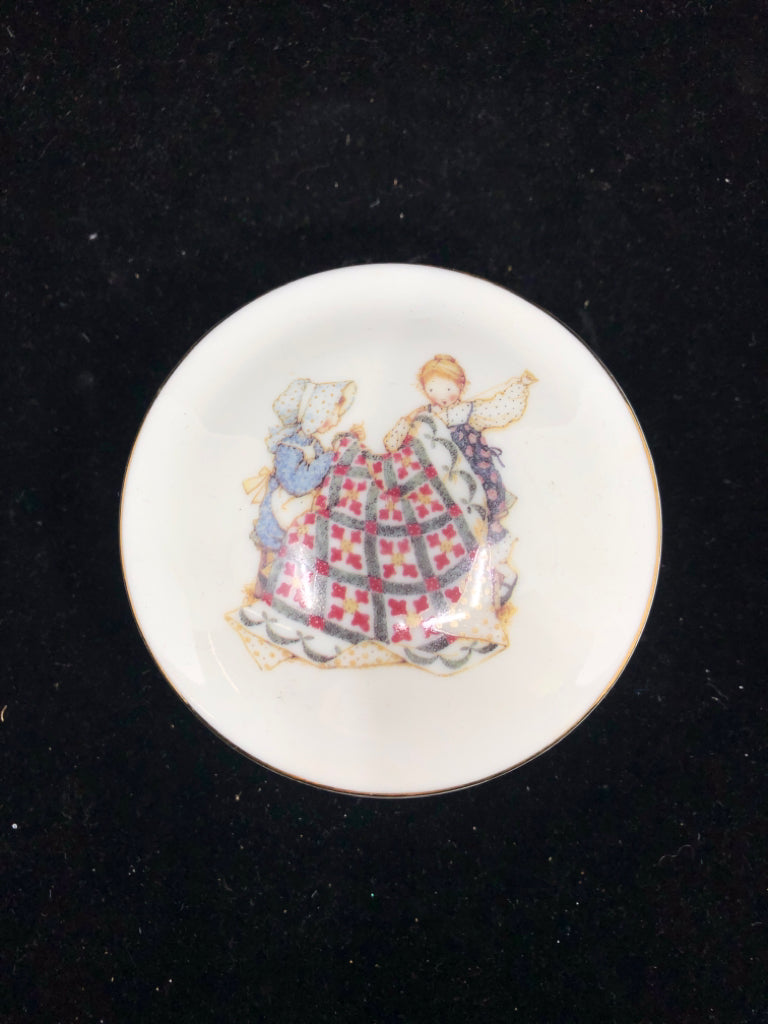 VTG HOLLY HOBBIE ROUND TRINKET DISH.