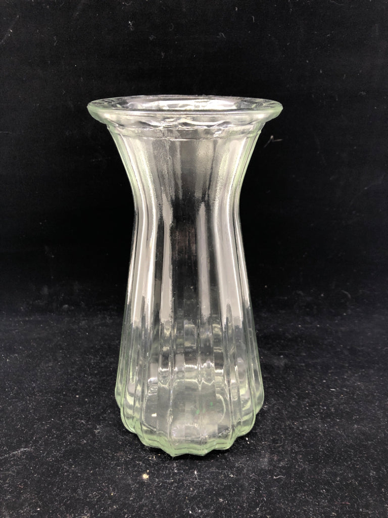 RIBBED FLARED TOP VASE.