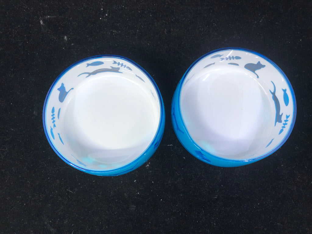 2 THICK PLASTICS CAT BOWLS W/ WHITE INSIDE BLUE OUTSIDE.