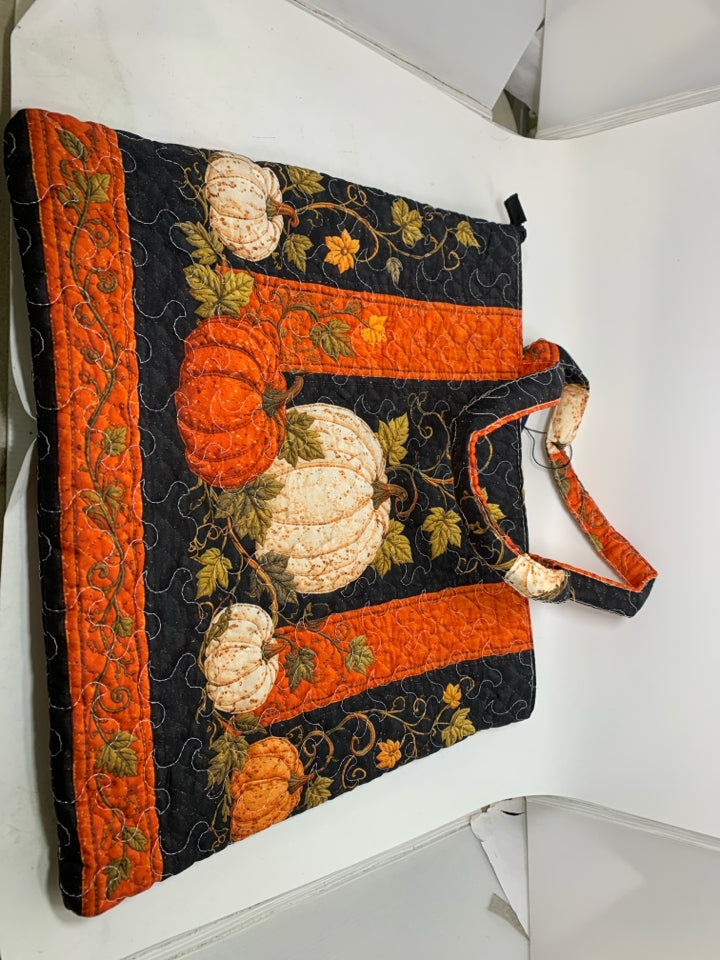 NWT QUILTED WHITE ORANGE PUMPKINS TOTE BAG ZYQOL.