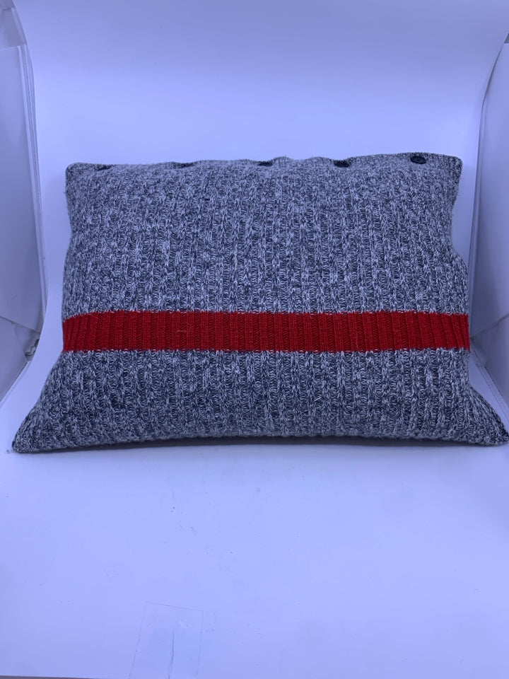 GREY KNITTED PILLOW W RED STRIPE.
