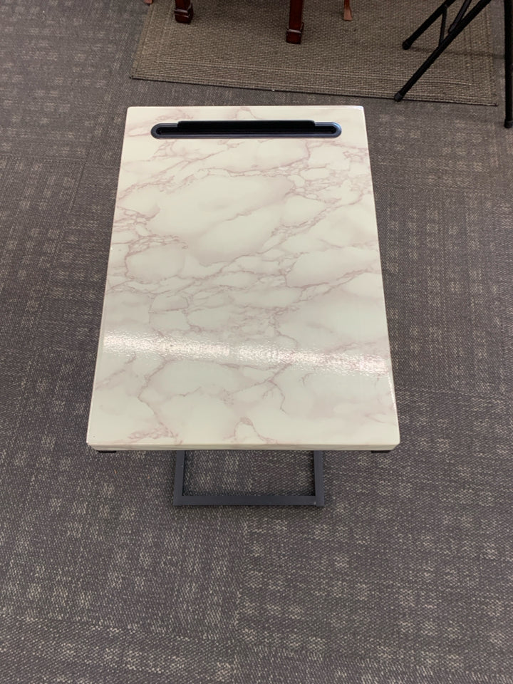 METAL "L" SIDE TABLE W/FAUX MARBLE TOP.
