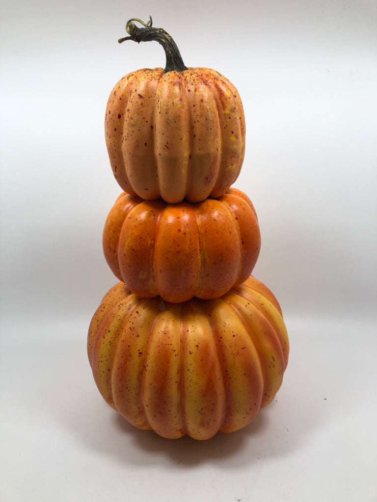 STACKED PUMPKIN DECOR.