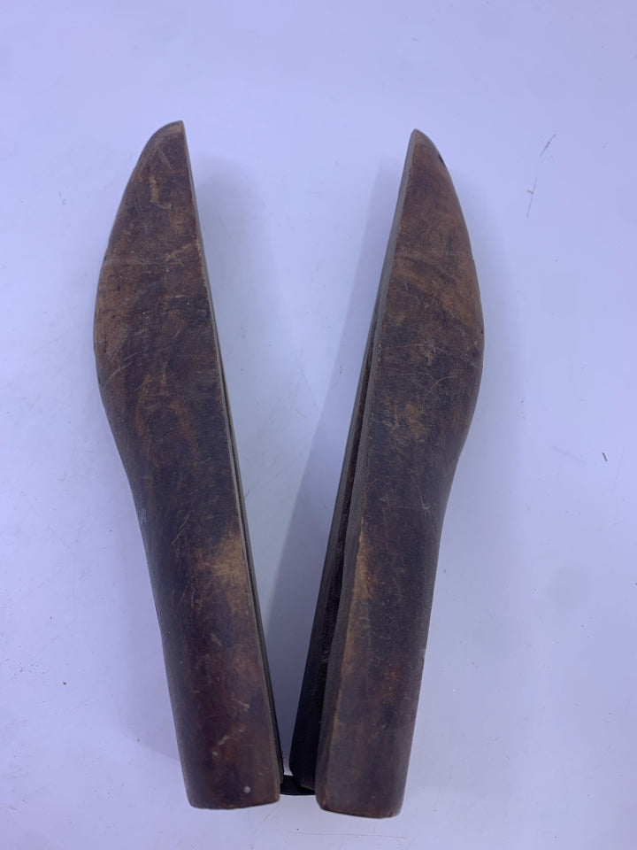 VTG WOOD SHOE STRETCHER.