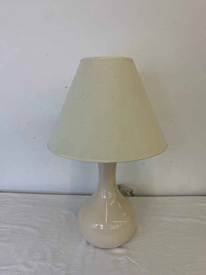 CREAM CRACKLE CERAMIC BASE W/ CREAM SHADE LAMP.