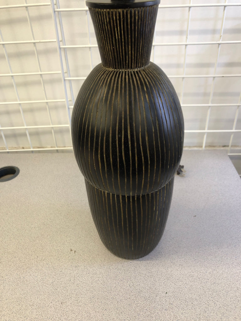 DARK WOOD LAMP ETCHED W/BEIGE SHADE.