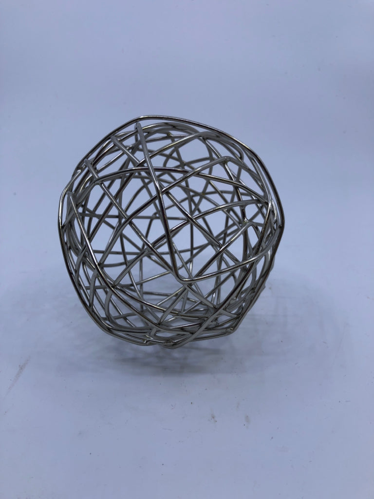 SILVER METAL BALL DESK DECOR.