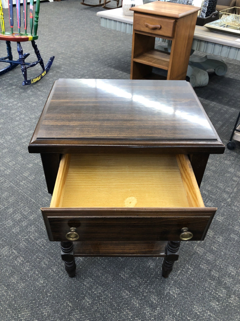 DARK WOODEN SINGLE DRAWER NIGHTSTAND.