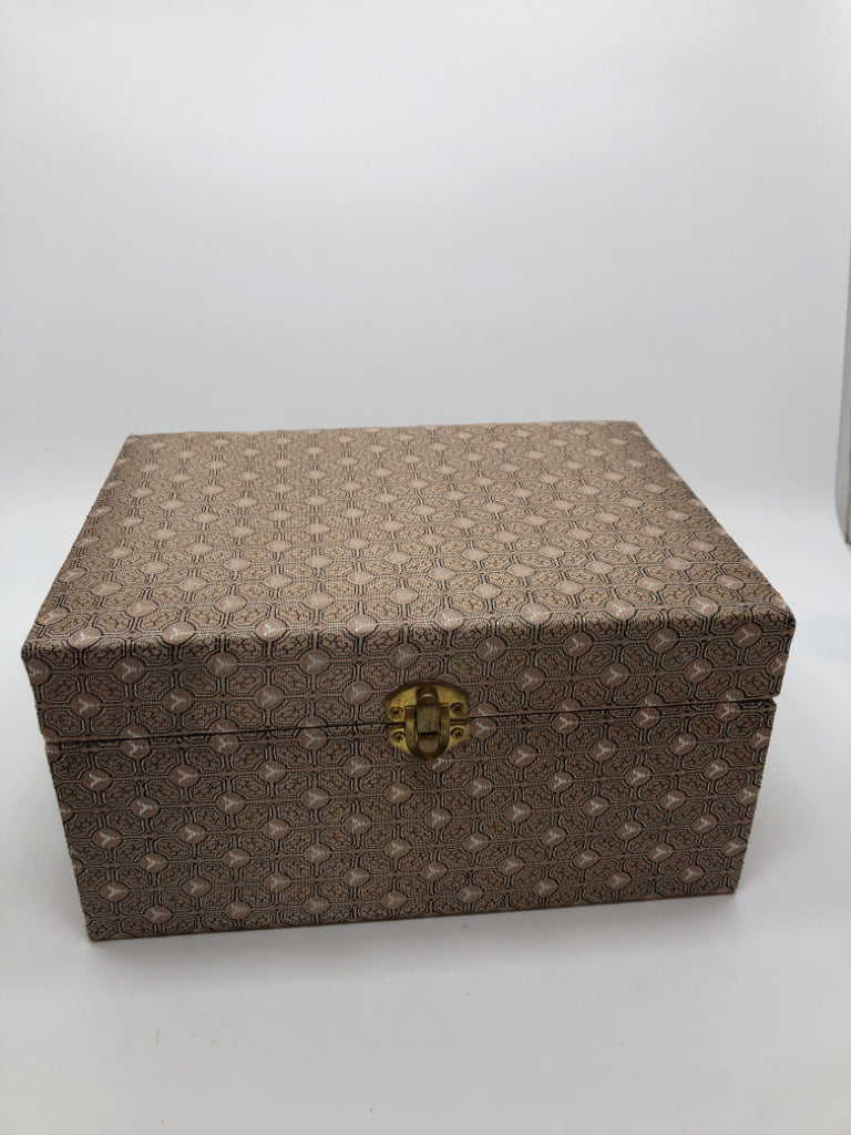 WOOD LACQUER VASE IN FABRIC BOX VASE.