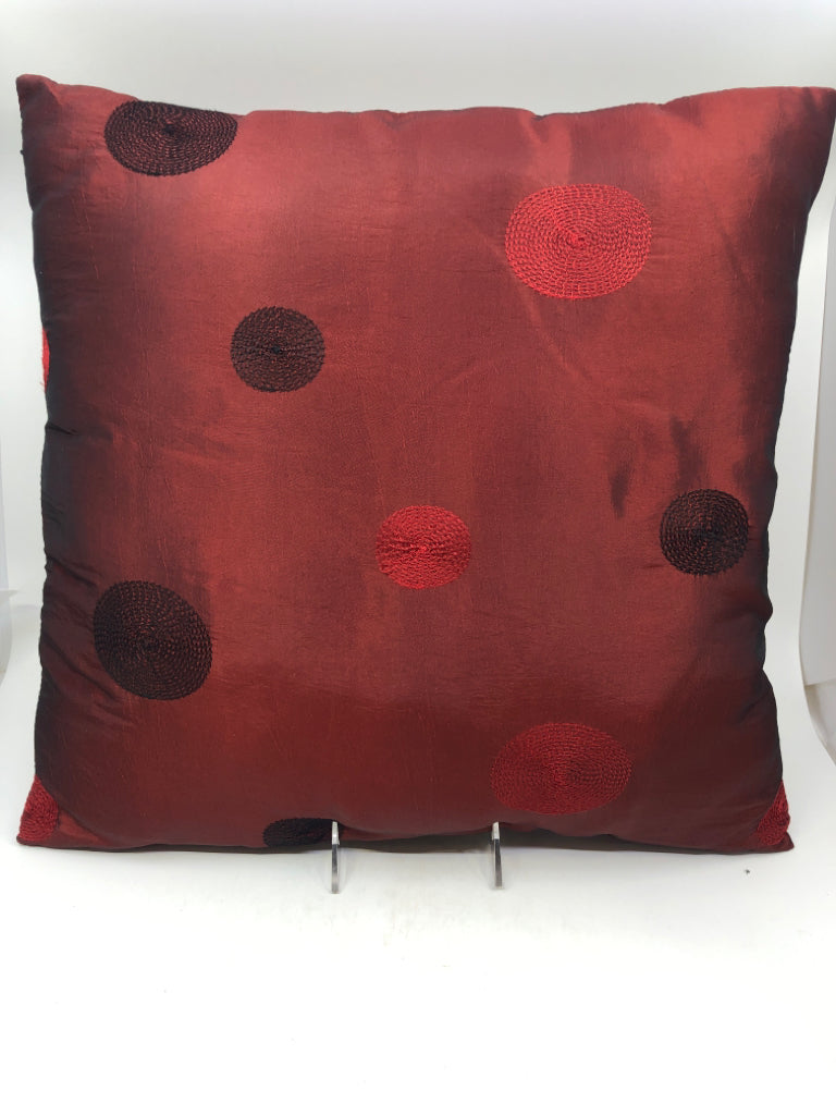 RED SQUARE PILLOW W DOTS.