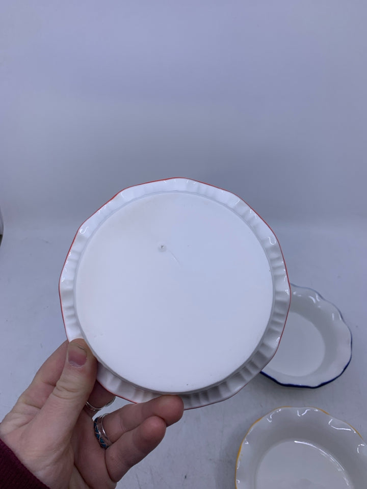 4 SINGLE PIE BAKERS W/ COLORED RIMS.