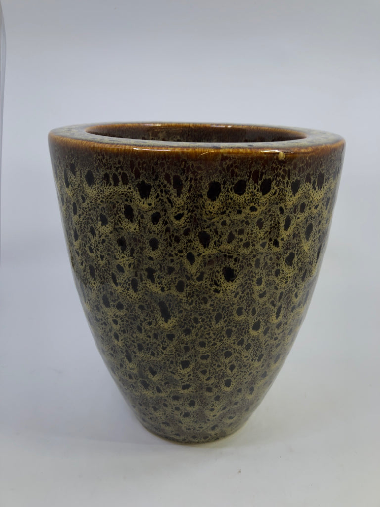 BROWN/CREAM SPECKLED CERAMIC PLANTER.