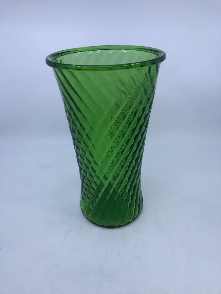 TALL EMERALD GREEN RIBBED SWIRL GLASS VASE.