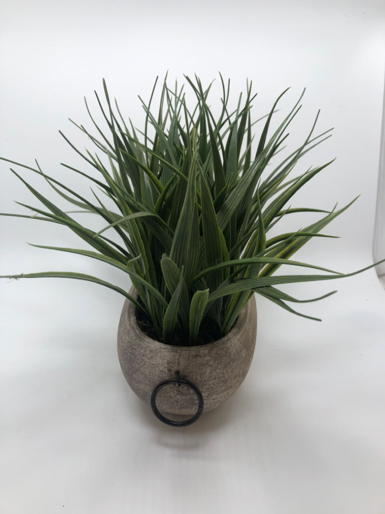 FAUX GRASS IN LOOP-HANDLED STONE.