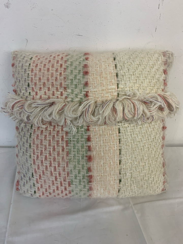 GREEN PINK KNITTED SQUARE PILLOW.