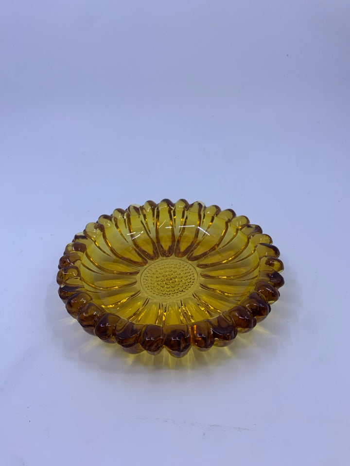 VTG AMBER GLASS FLOWER SHAPED CATCH ALL DISH.