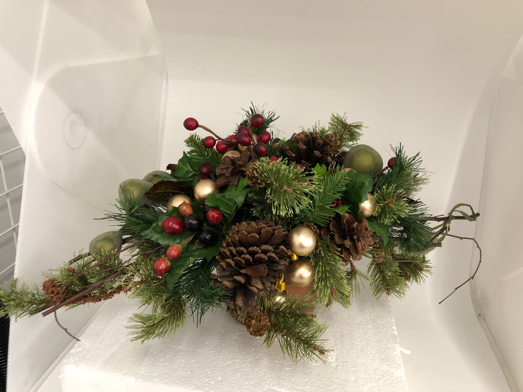 DECORATIVE CHRISTMAS ARRANGEMENT.