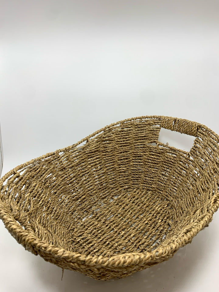 OVAL WOVEN BASKET W/HANDLES.
