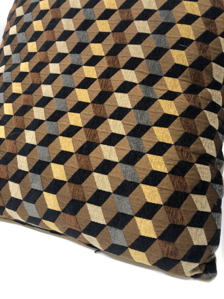 BROWN GEOMETRIC PILLOW.