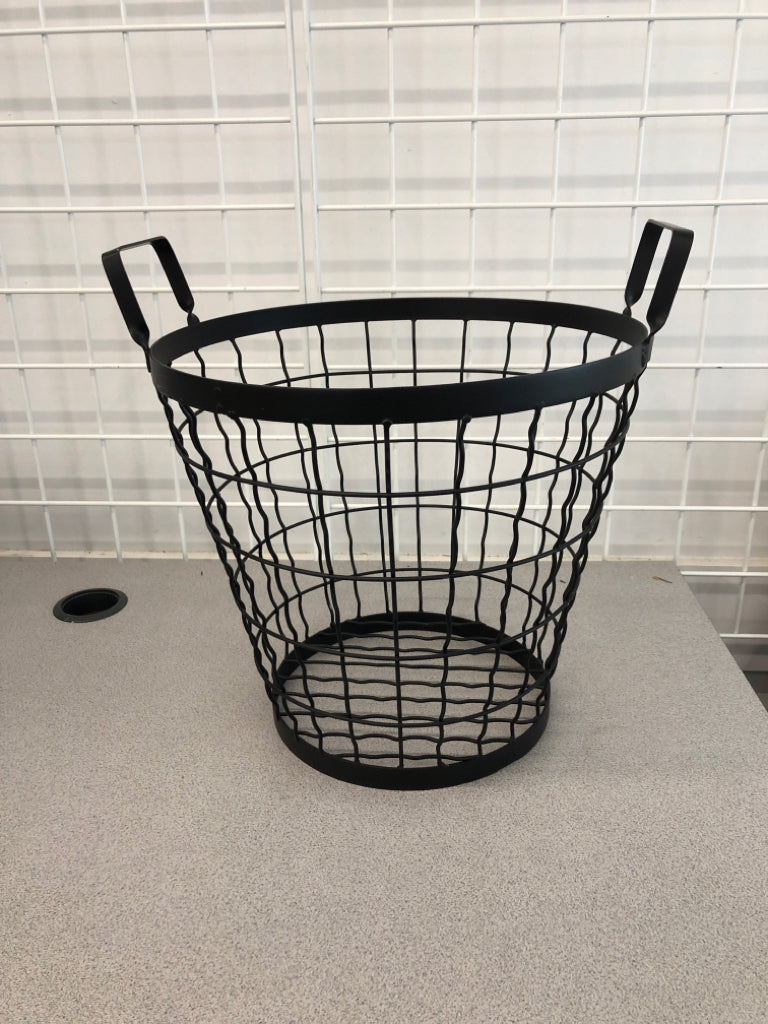 BLACK METAL BASKET.