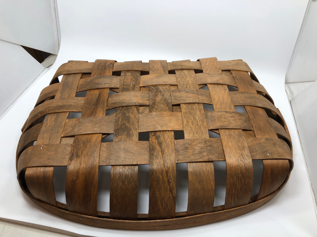 BROWN WICKER TOBACCO BASKET TRAY.