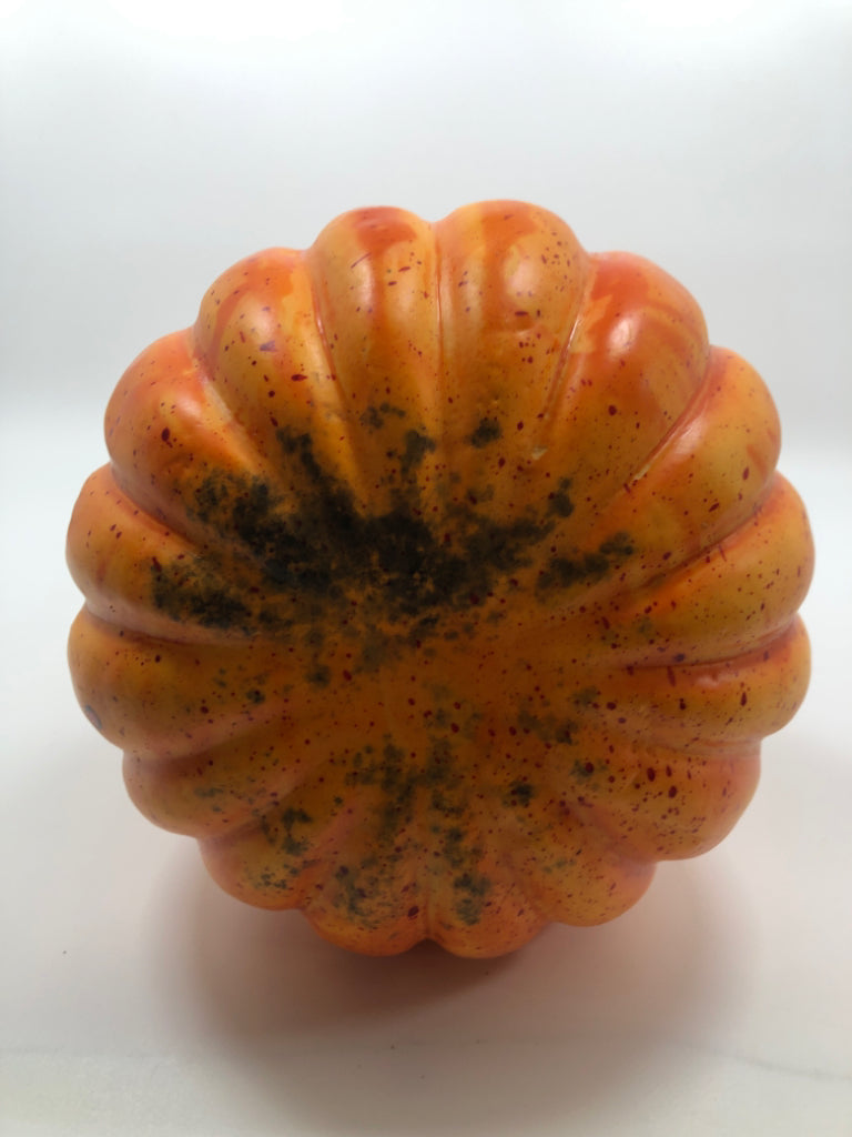 STACKED PUMPKIN DECOR.