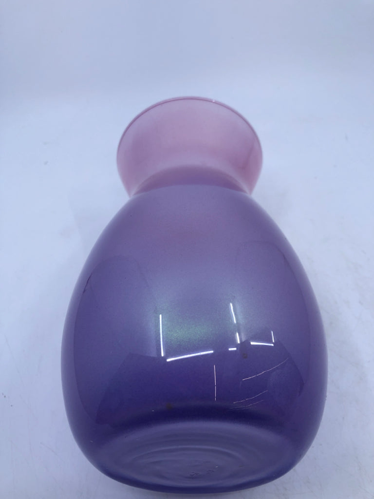 PURPLE IRIDESCENT VASE.
