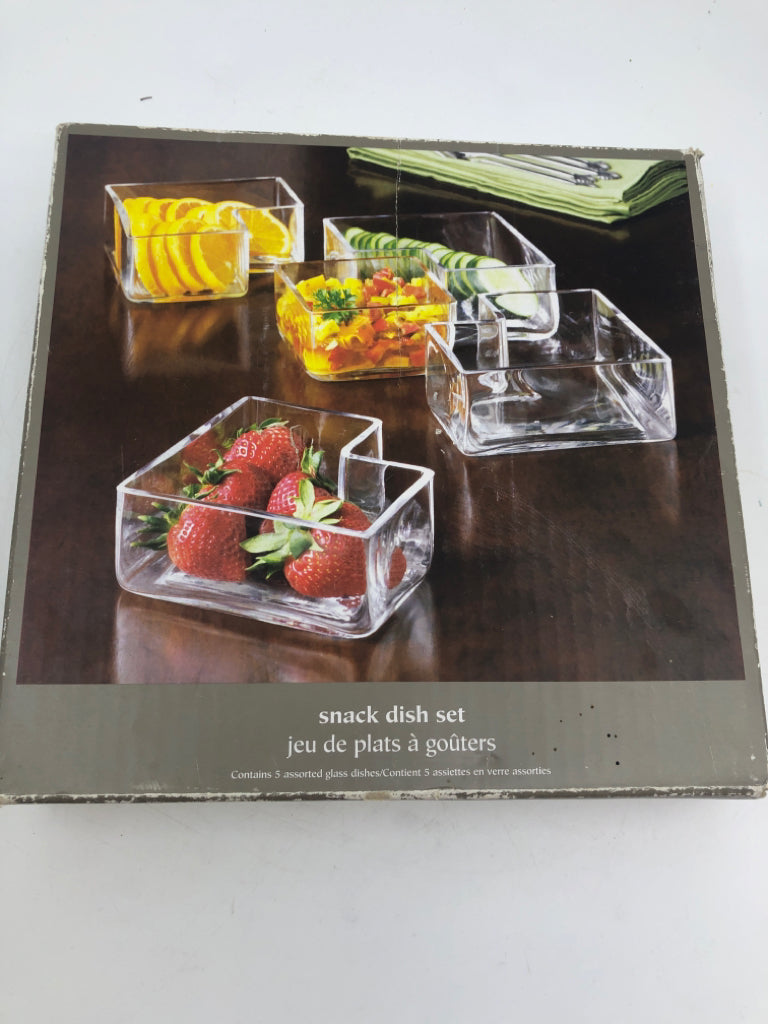 NIB GLASS SNACK DISH SET.