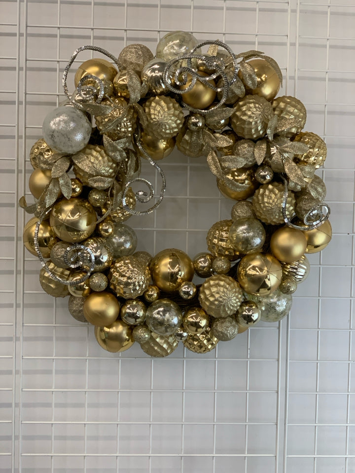 GOLD AND GLITTER ORNAMENT WREATH.