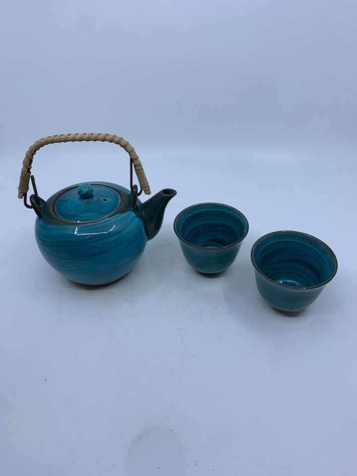 3PC TEAL AND WOOD HANDLE TEA POT AND 2 TEA CUPS.