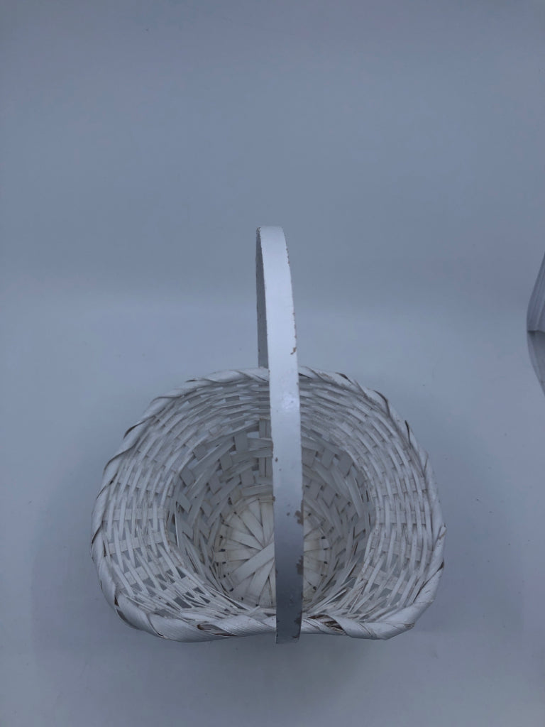 FLARED WHITE BASKET W HANDLE.