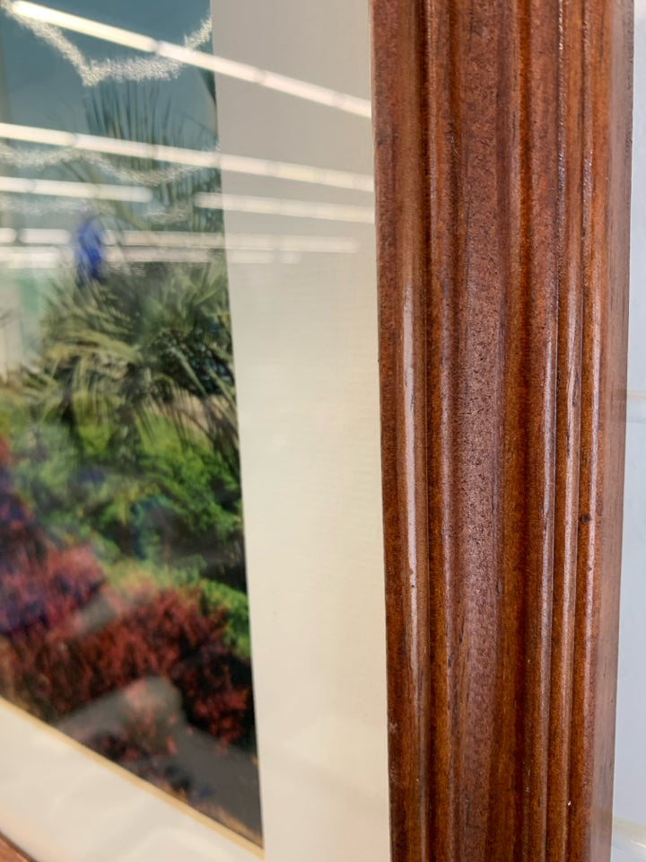 LIGHTHOUSE PHOTO IN WOOD FRAME.