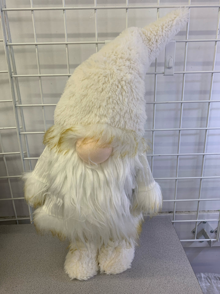 STANDING GNOME W/WHITE FUZZY HAT.