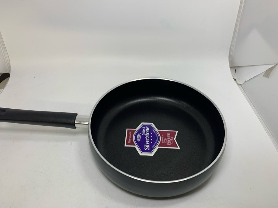 NEW SILVERSTONE PAMPERED CHEF NON-STICK 10" FRYING PAN.