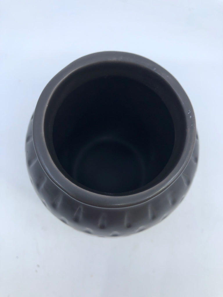 BLACK W WHITE BOTTOM VASE.
