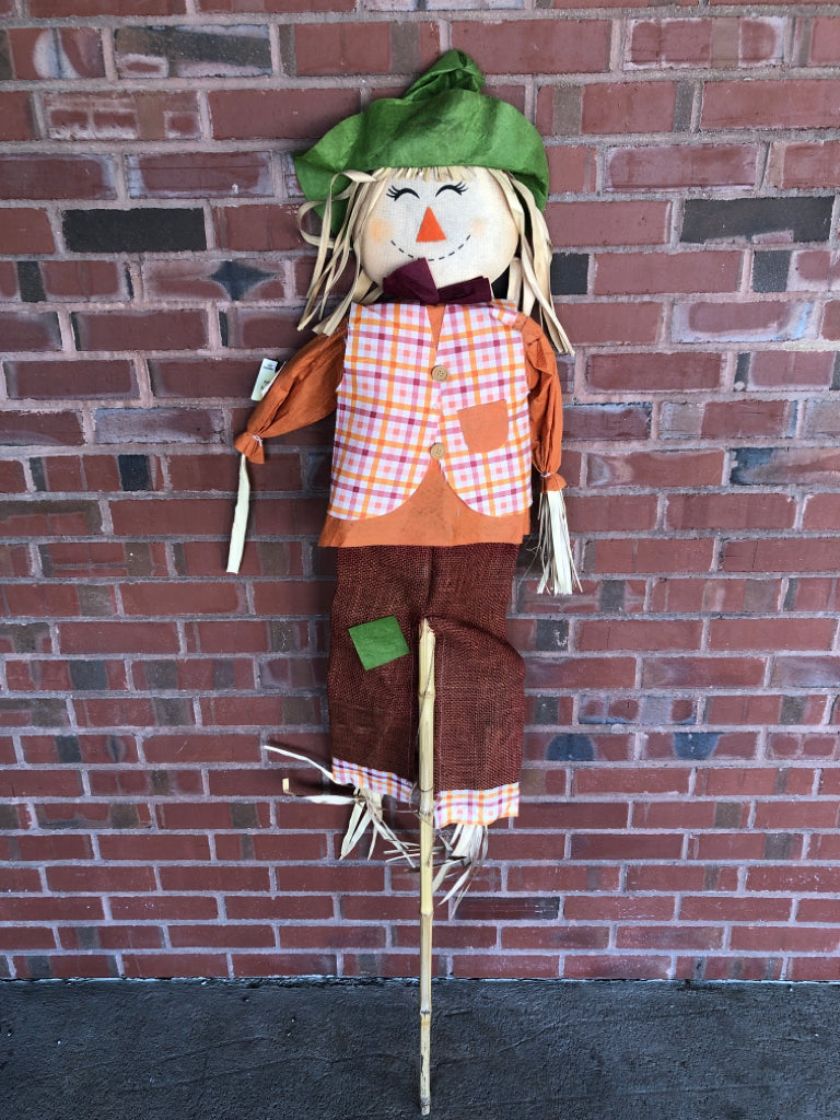 SCARECROW W/GREEN HAT YARD DECOR.