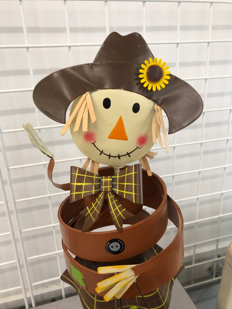 WIGGLING METAL SCARECROW "HAPPY FALL".