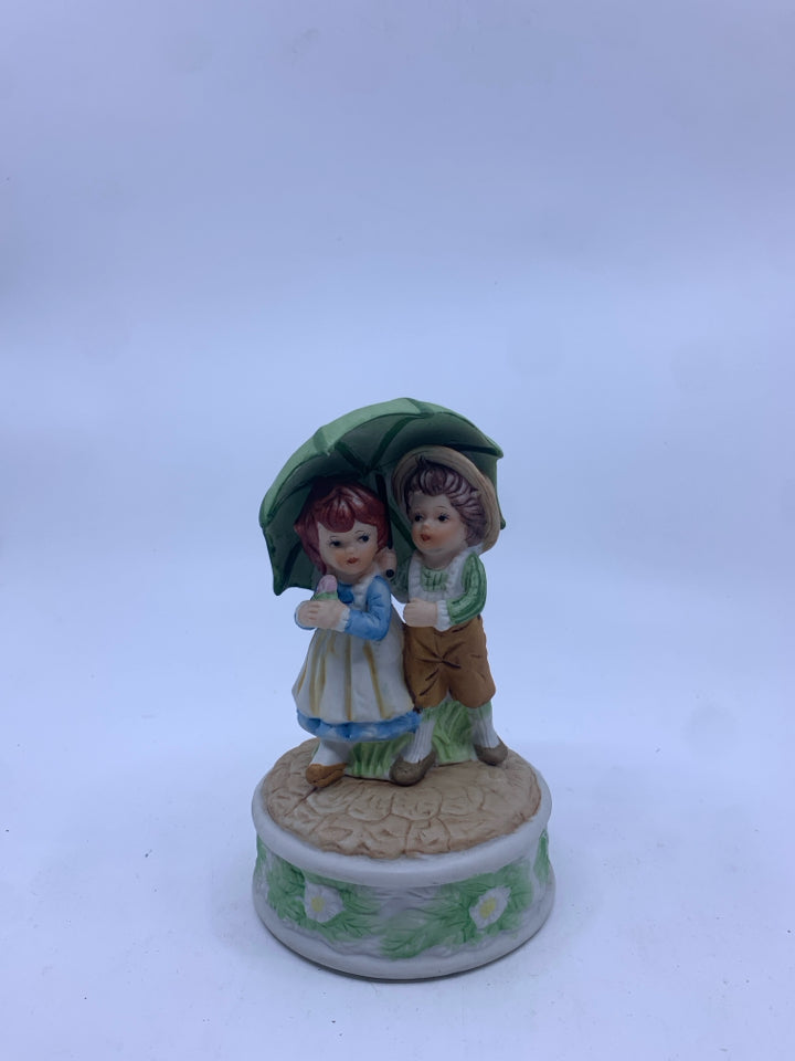 BOY AND GIRL UNDER UMBRELLA MUSIC BOX.