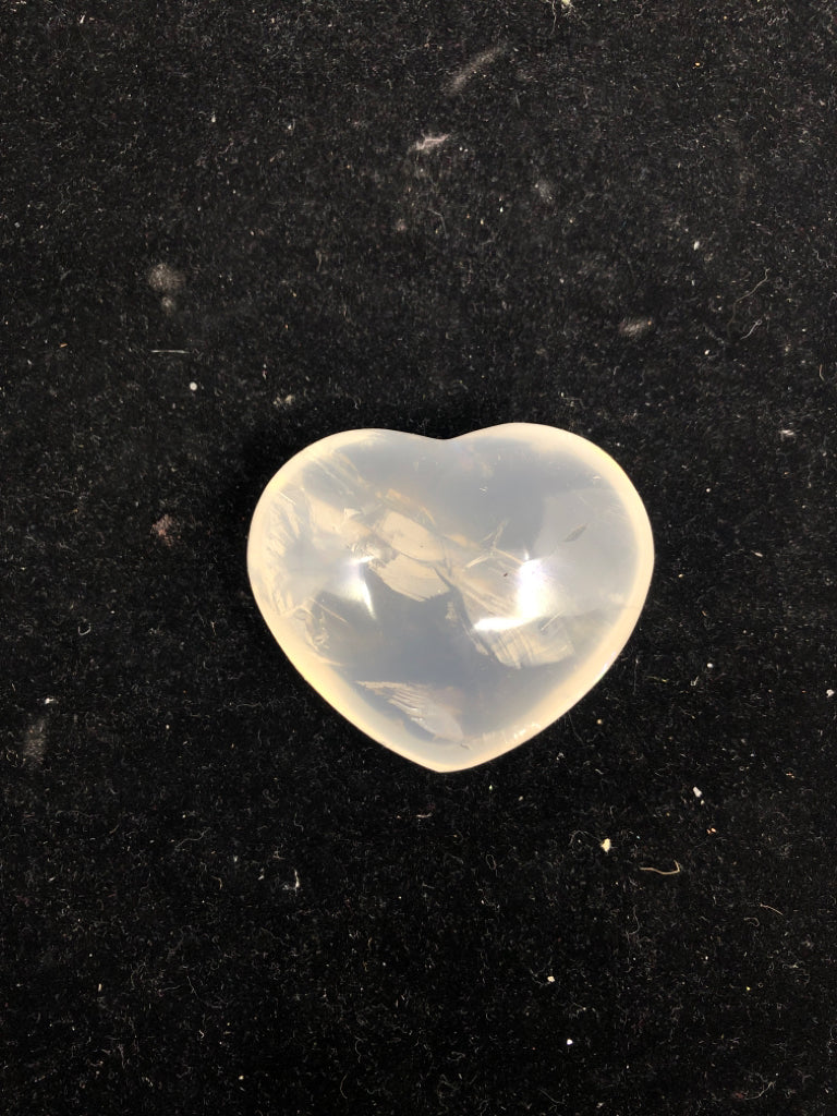 HEART CRYSTAL PAPER WEIGHT.