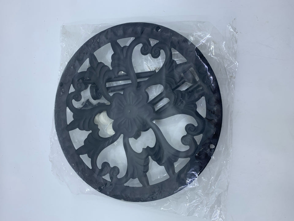 NIP BLACK PLANT TRIVET