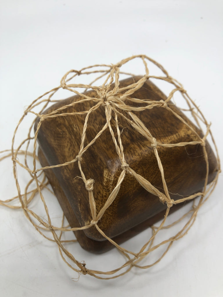 2 SQUARE WOOD DIPPING BOWLS IN TWINE NETTING.